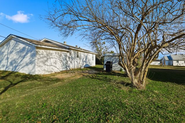 300 E 6th Street, Krum, TX 76249