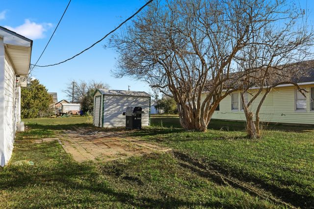 300 E 6th Street, Krum, TX 76249