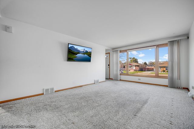 8121 Mcvicker Avenue, Burbank, IL 60459