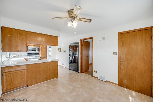 8121 Mcvicker Avenue, Burbank, IL 60459