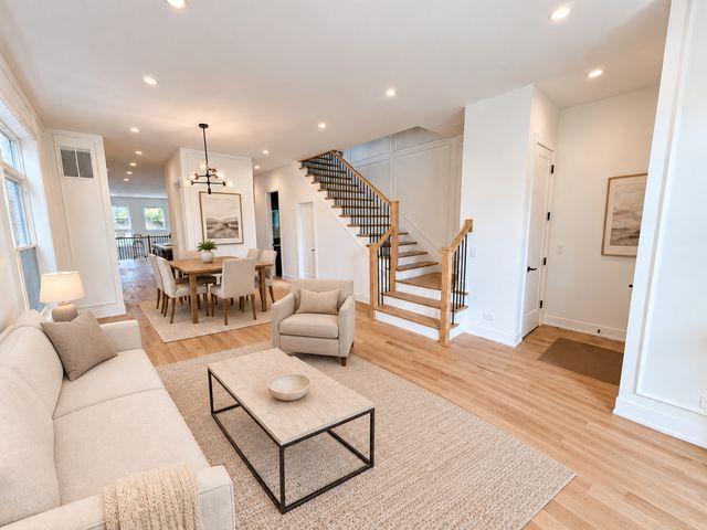 6732 N Oxford Avenue, Chicago, IL 60631