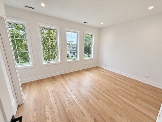 6732 N Oxford Avenue, Chicago, IL 60631