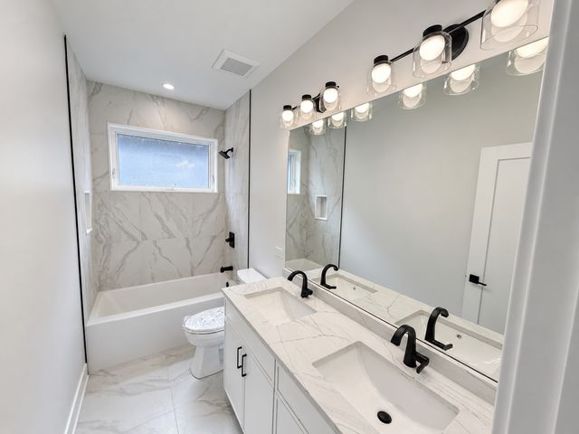 6732 N Oxford Avenue, Chicago, IL 60631