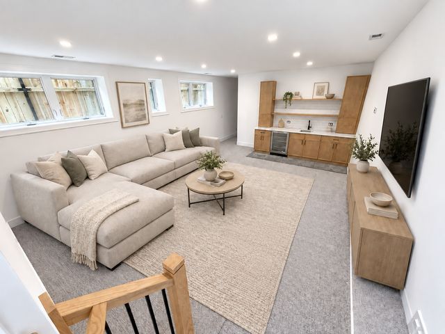 6732 N Oxford Avenue, Chicago, IL 60631