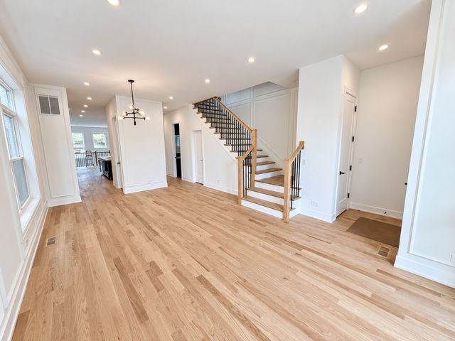 6732 N Oxford Avenue, Chicago, IL 60631