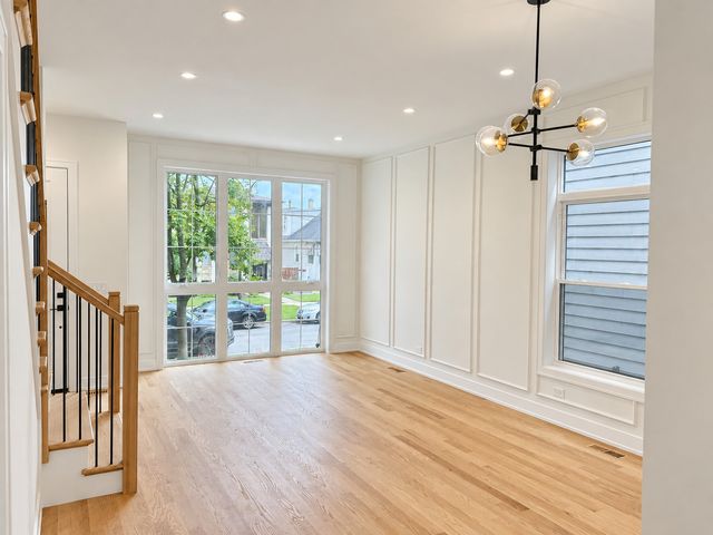 6732 N Oxford Avenue, Chicago, IL 60631