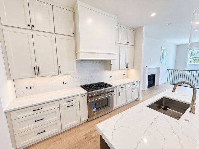 6732 N Oxford Avenue, Chicago, IL 60631