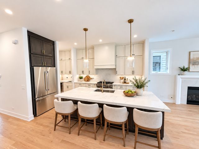 6732 N Oxford Avenue, Chicago, IL 60631
