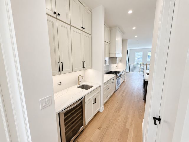 6732 N Oxford Avenue, Chicago, IL 60631