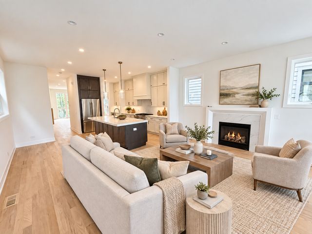 6732 N Oxford Avenue, Chicago, IL 60631