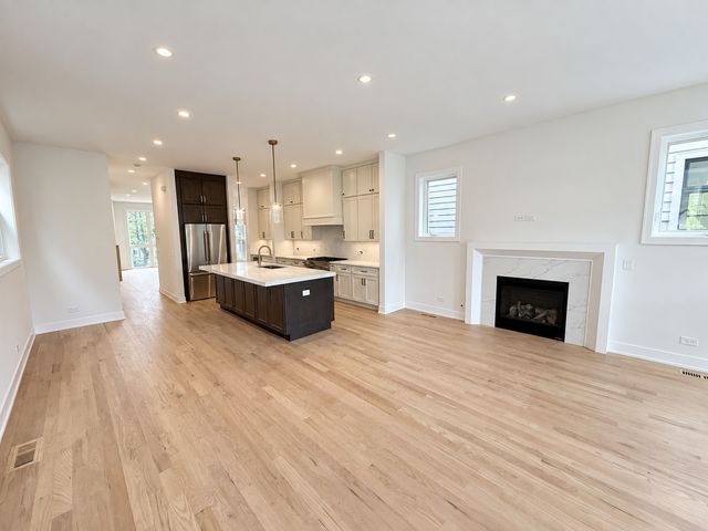 6732 N Oxford Avenue, Chicago, IL 60631