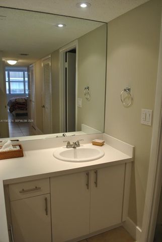 6039 Collins Ave 1006, Miami Beach, FL 33140