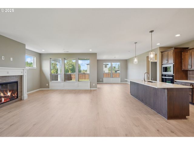 148 E 24th Ave, La Center, WA 98629