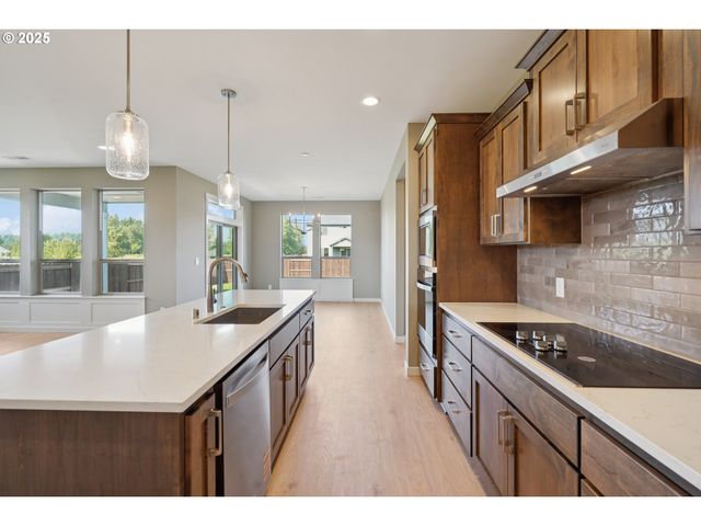 148 E 24th Ave, La Center, WA 98629