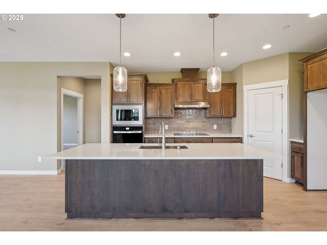 148 E 24th Ave, La Center, WA 98629