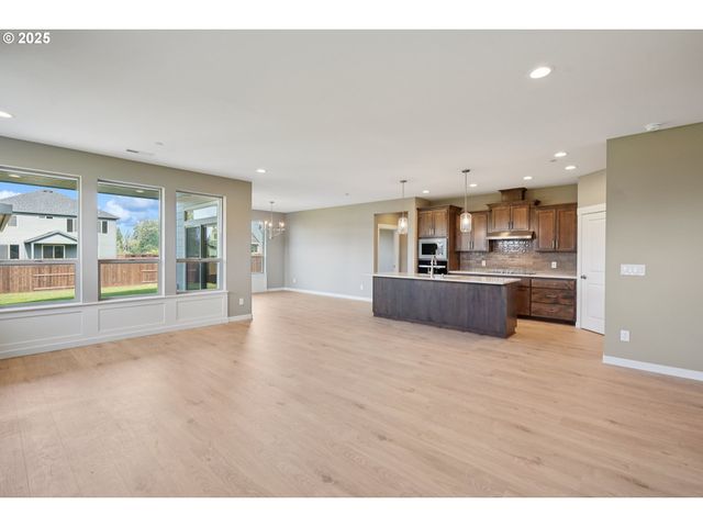 148 E 24th Ave, La Center, WA 98629