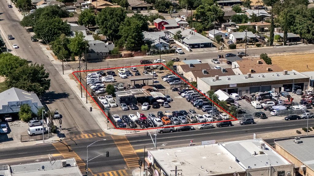 Image 13 of property listing at 4505 E Belmont Ave, Fresno, CA 93702