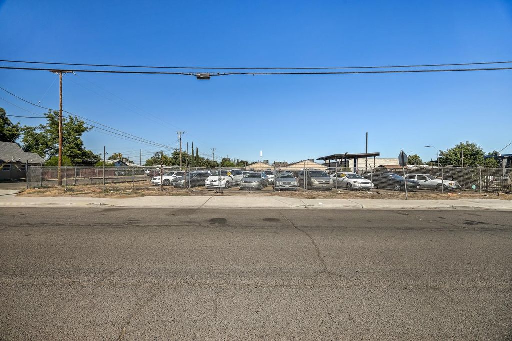 Image 4 of property listing at 4505 E Belmont Ave, Fresno, CA 93702