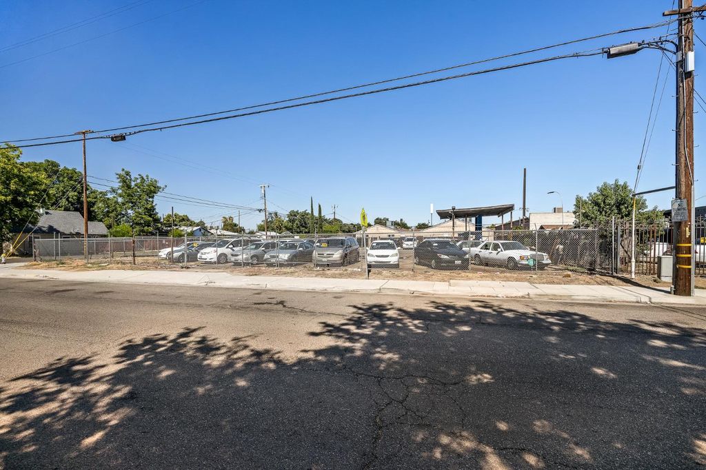 Image 5 of property listing at 4505 E Belmont Ave, Fresno, CA 93702