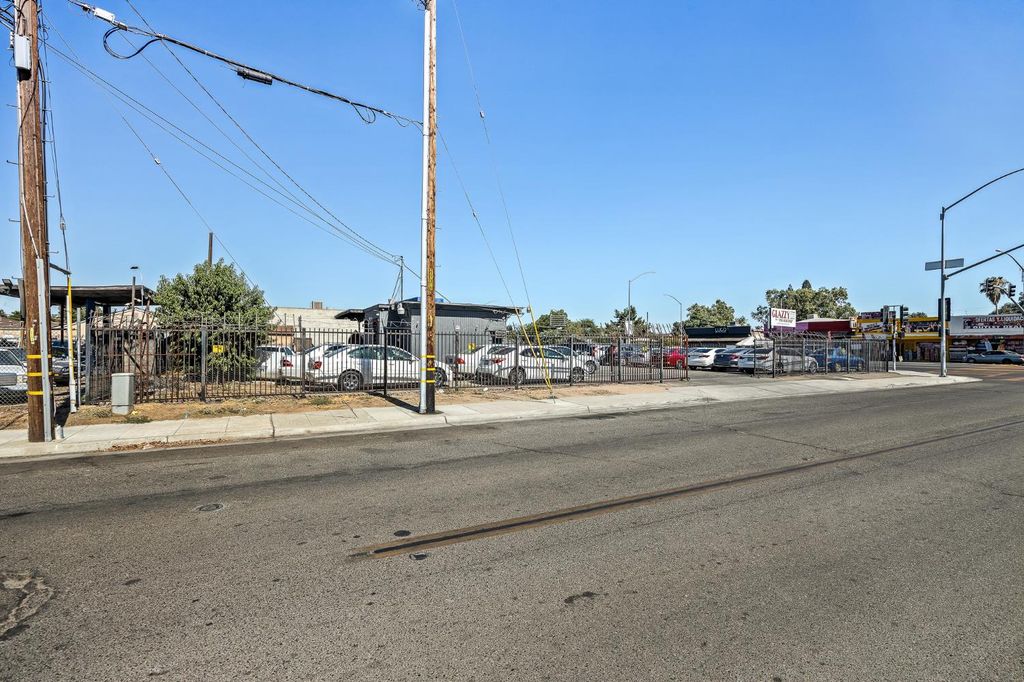 Image 6 of property listing at 4505 E Belmont Ave, Fresno, CA 93702
