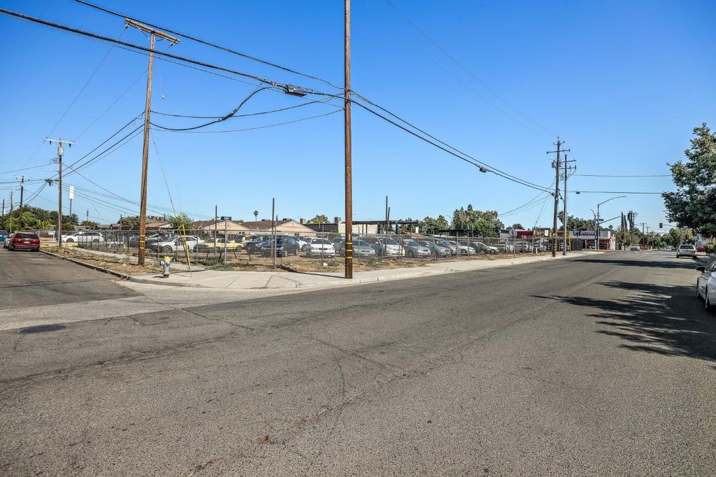 Image 8 of property listing at 4505 E Belmont Ave, Fresno, CA 93702