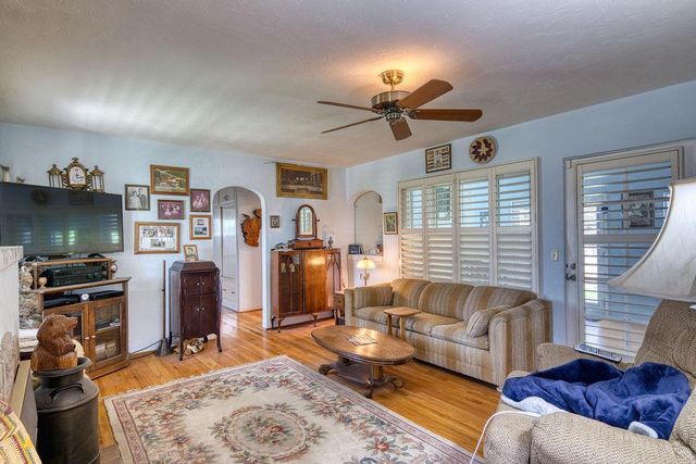 2212 Vine Ave, Escalon, CA 95320