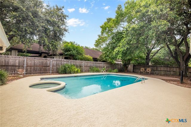 308 Woodway Drive, Victoria, TX 77904