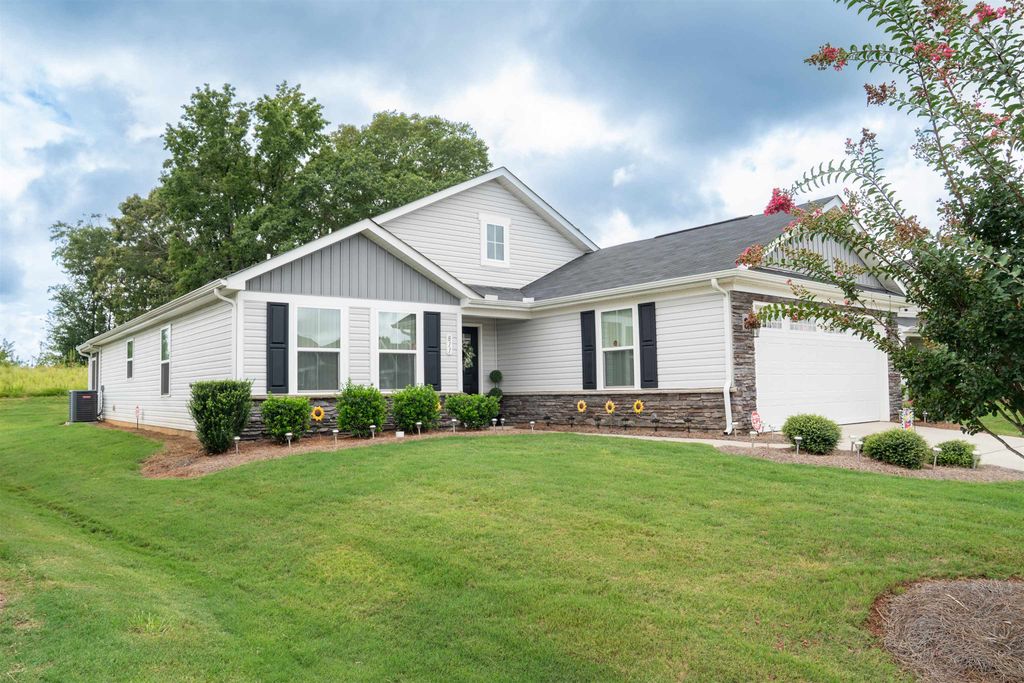 811 Shady Oak Court, Boiling Springs, SC 29316