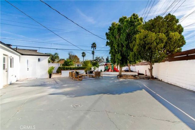 10816 Calvert, North Hollywood, CA 91606