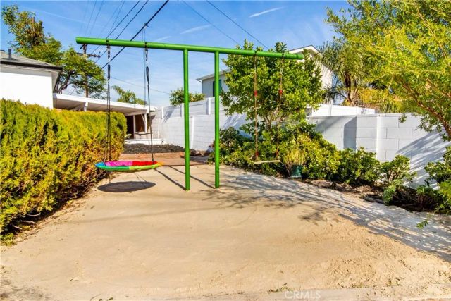 10816 Calvert, North Hollywood, CA 91606