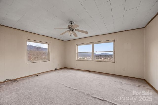 75 Red Oak Lane, Waynesville, NC 28786