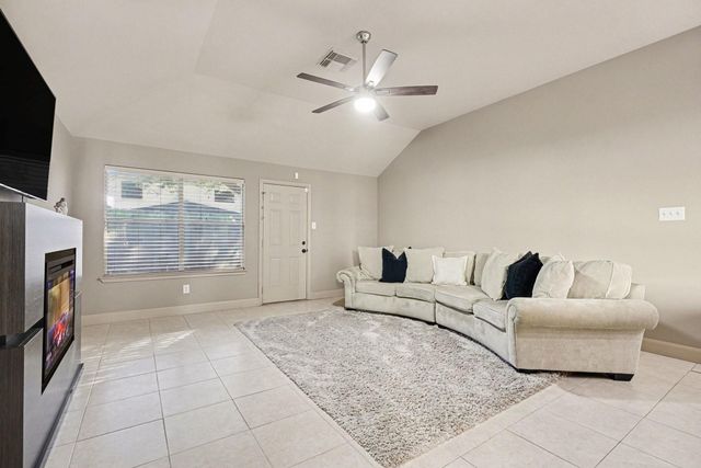 131 Breezy Shore Court, Dickinson, TX 77539