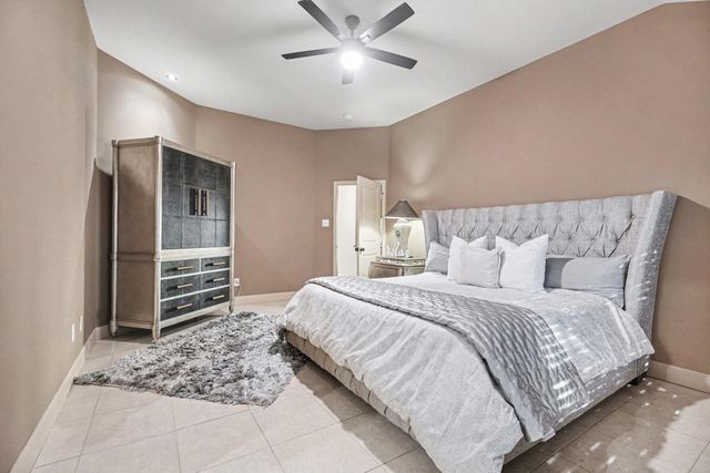 131 Breezy Shore Court, Dickinson, TX 77539