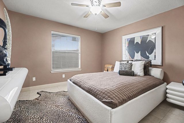 131 Breezy Shore Court, Dickinson, TX 77539