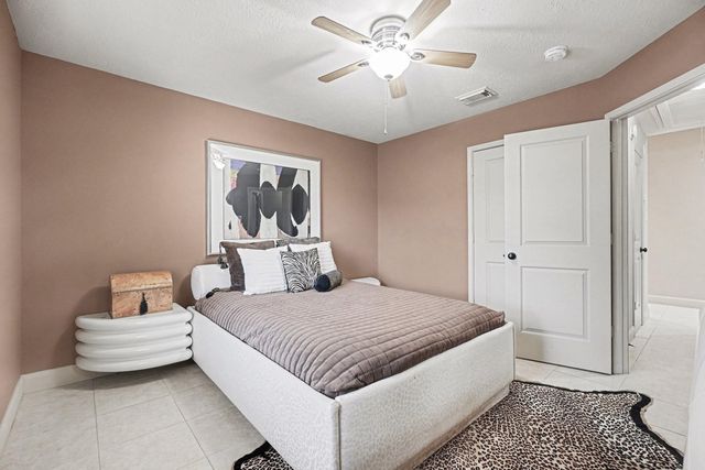 131 Breezy Shore Court, Dickinson, TX 77539