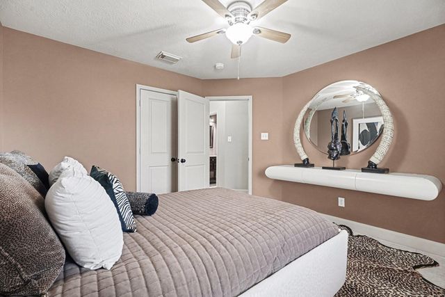 131 Breezy Shore Court, Dickinson, TX 77539