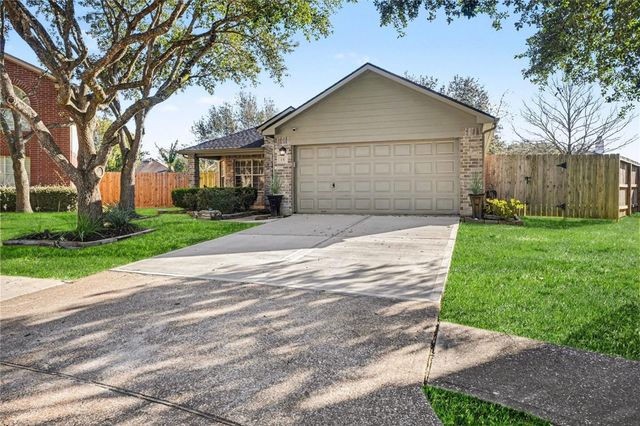 131 Breezy Shore Court, Dickinson, TX 77539