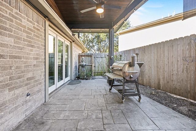 131 Breezy Shore Court, Dickinson, TX 77539