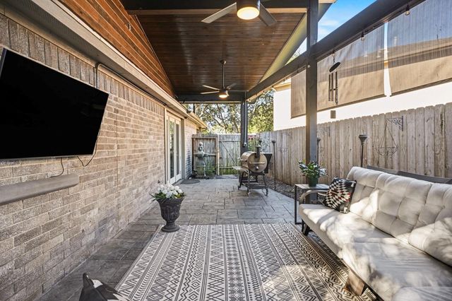 131 Breezy Shore Court, Dickinson, TX 77539