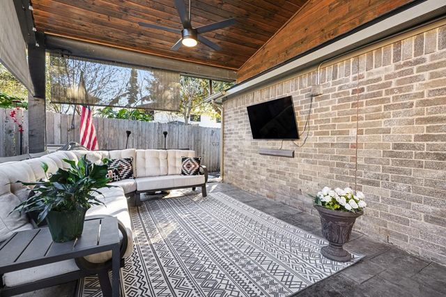 131 Breezy Shore Court, Dickinson, TX 77539