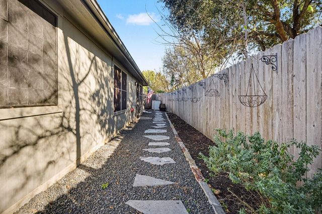 131 Breezy Shore Court, Dickinson, TX 77539