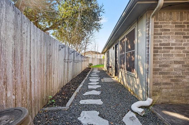 131 Breezy Shore Court, Dickinson, TX 77539