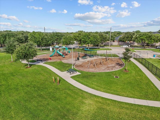 131 Breezy Shore Court, Dickinson, TX 77539