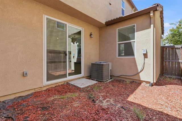 9911 Del Surf Ln, Elk Grove, CA 95757