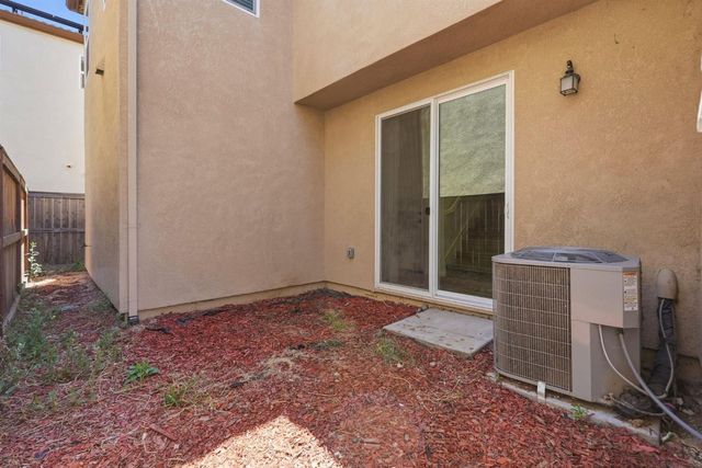 9911 Del Surf Ln, Elk Grove, CA 95757