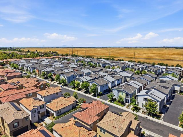 9911 Del Surf Ln, Elk Grove, CA 95757