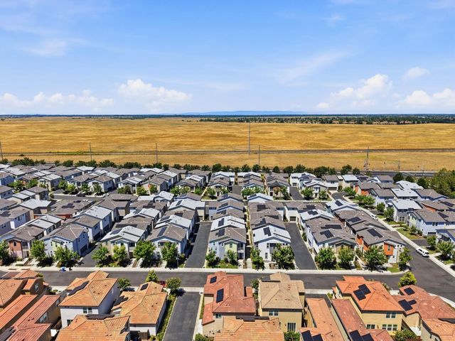 9911 Del Surf Ln, Elk Grove, CA 95757