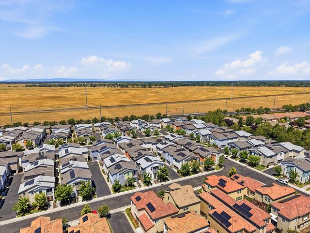 9911 Del Surf Ln, Elk Grove, CA 95757