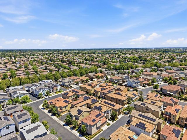 9911 Del Surf Ln, Elk Grove, CA 95757