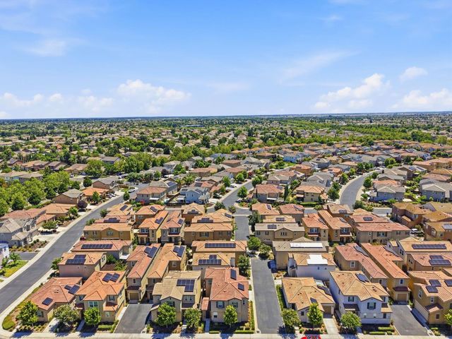 9911 Del Surf Ln, Elk Grove, CA 95757